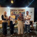 Srikandi DPRD Murung Raya Lita Norfiana dan Kabik Almaz Jasikha menerima cinderamata dari pengurus Karang Taruna usai kegiatan.