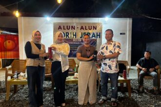 Srikandi DPRD Murung Raya Lita Norfiana dan Kabik Almaz Jasikha menerima cinderamata dari pengurus Karang Taruna usai kegiatan.