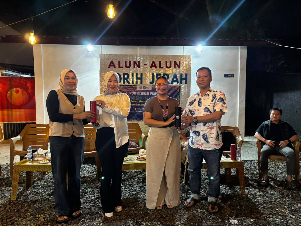Srikandi DPRD Murung Raya Lita Norfiana dan Kabik Almaz Jasikha menerima cinderamata dari pengurus Karang Taruna usai kegiatan.
